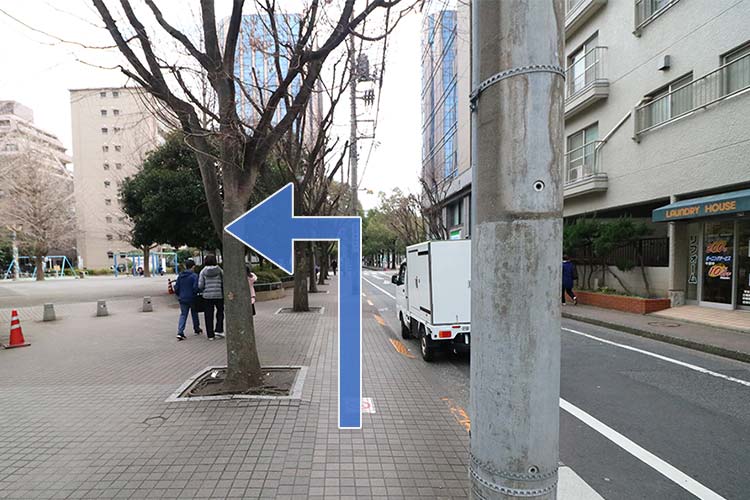 公園がある交差点で横断歩道を渡って右折します