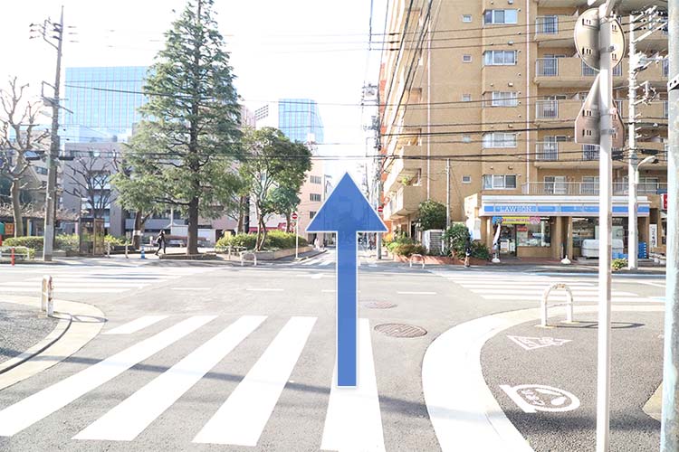 ローソンがある交差点を直進します